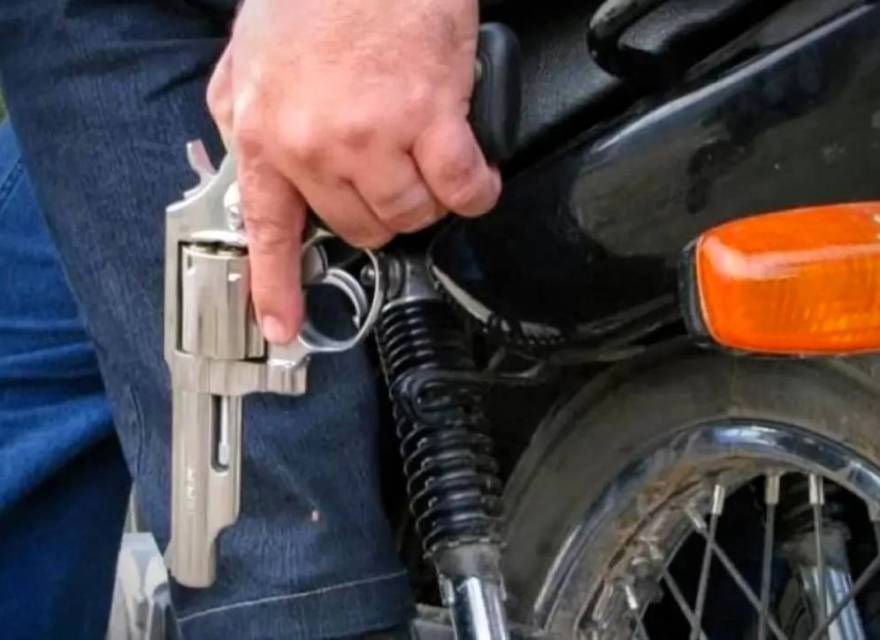 Tiene 18 años y fue capturado, acusado de cometer robos a mano armada